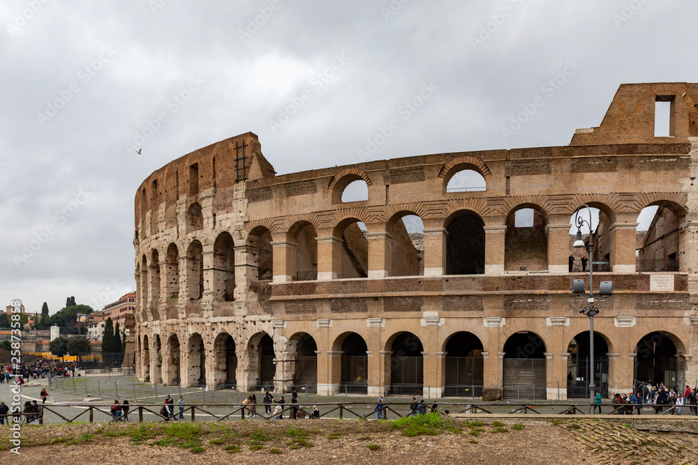 Extérieur du Colisée à Rome en Italie