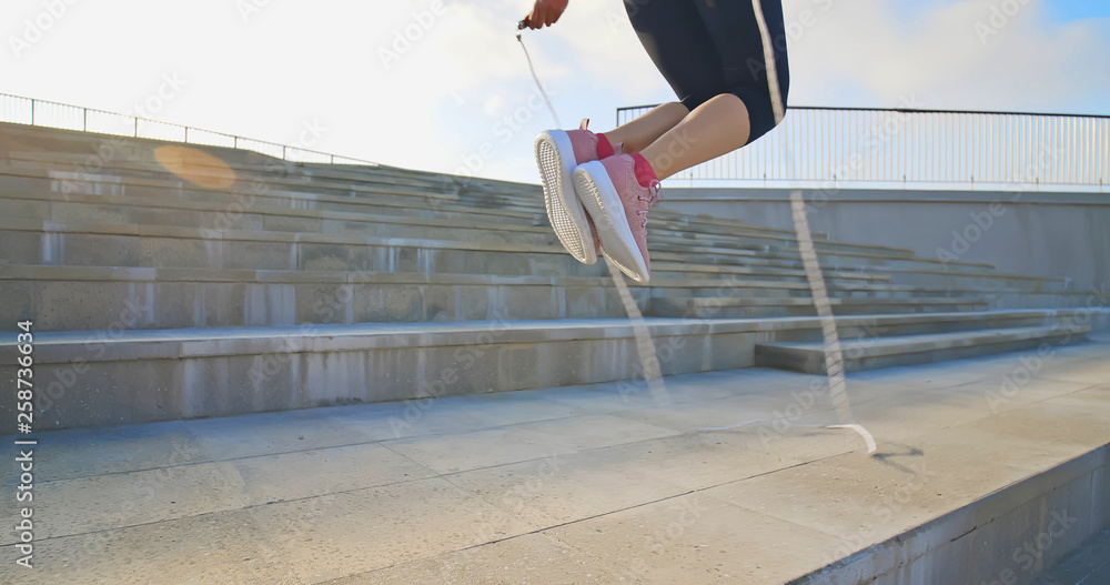 © ryanking999 - woman sport and rope skipping