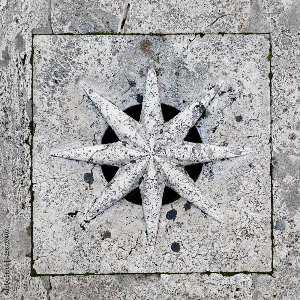 Grille en pierre de collecte des eaux sur une place de Rome en Italie