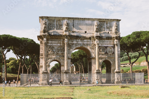 Triumphal Arch of Constantine in Rome © TravelFlow