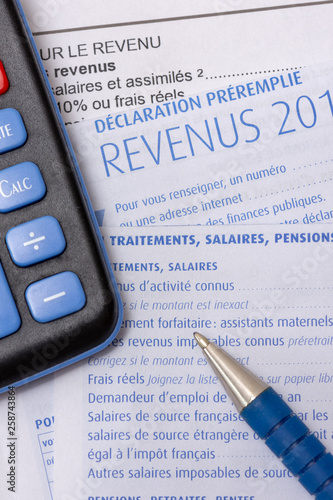 Impôts : déclaration de revenus française préremplie avec la page des traitements, salaires, pensions et rentes photo