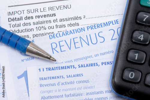 Impôts France : déclaration fiscale française préremplie avec la page des traitements, salaires, pensions et rentes photo