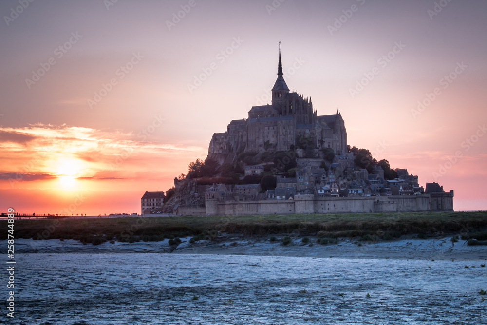 Mont St. Michel bei Sonnenuntergang