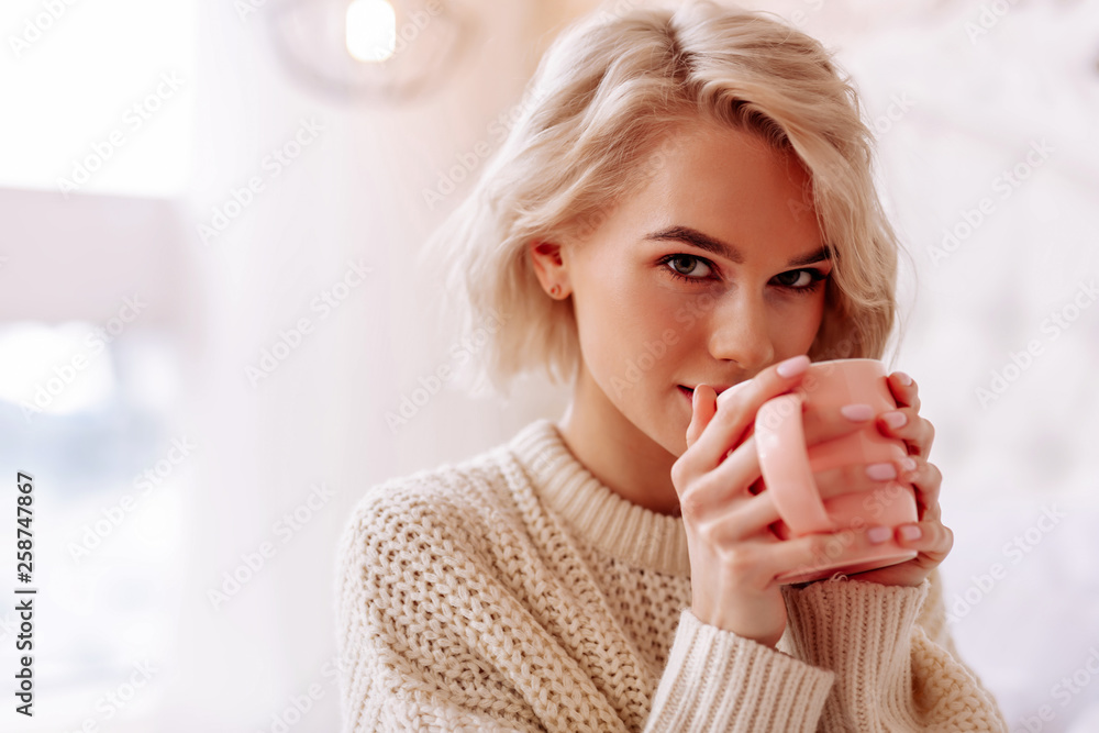 © zinkevych - Young beautiful woman with bob cut enjoying tasty tea