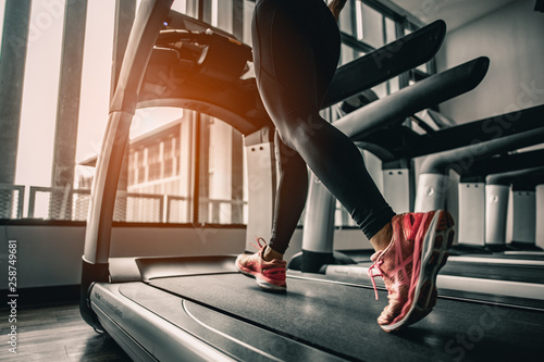 Photo Close up on shoe,Women running in a gym on a treadmill