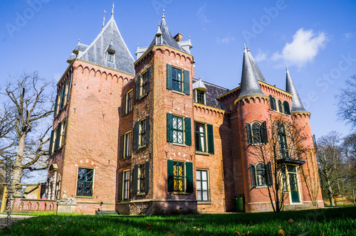 Canvas Print Netherlandish Castle Keukenhof with green shutters from low angle with green law