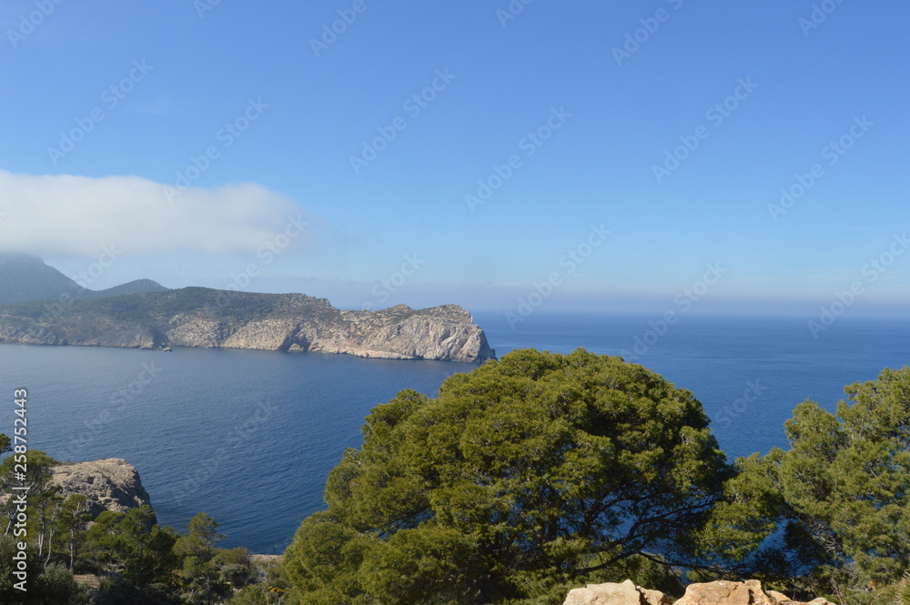 Obraz premium Mallorca, vacaciones, playa, montaña, senderismo, rutas, pueblos , encanto,