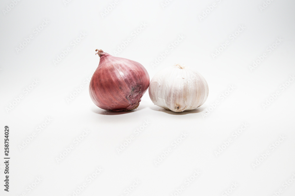 Obraz premium Garlic and onion isolated on white background 