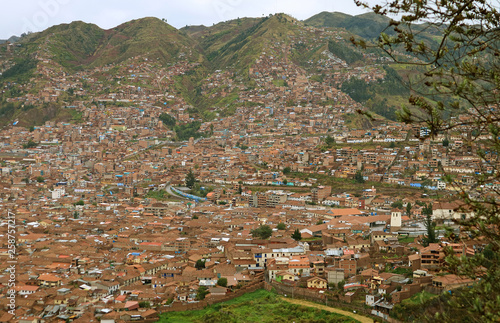 Foto Cityscape of Cusco city view from Sacsayhuaman archaeological park, Cusco region