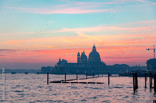 Coucher de soleil sur Venise avec la Basilique Santa Maria della Salute en arrière plan © Jean-Marie MAILLET