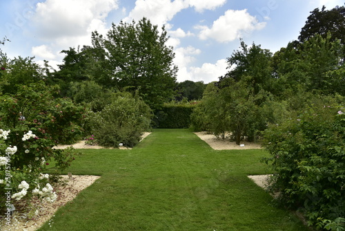 Allée en gazon entre les parcelles e plantes médicinales au jardin botanique du domaine provincial de Vrijbroekpark à Malines