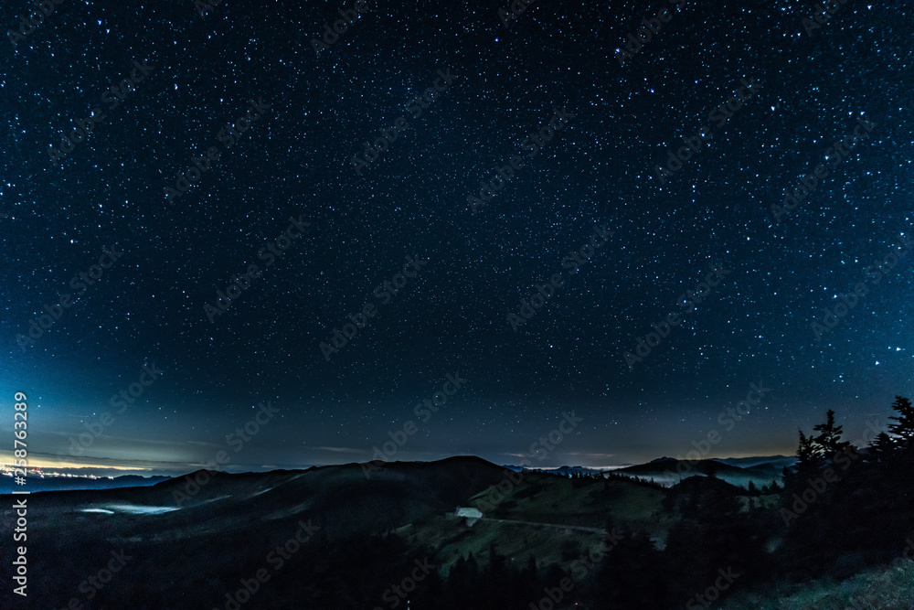Fototapeta premium 草津白根山の星空