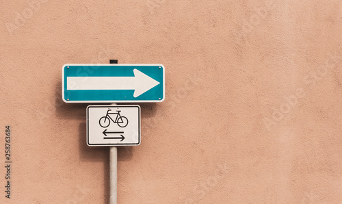 Znak drogowy , nakaz lub zaka jazdy. Dla samochodow i rowerzystow.