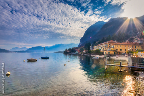 Tramonto sul lago di Como © nicolagiordano
