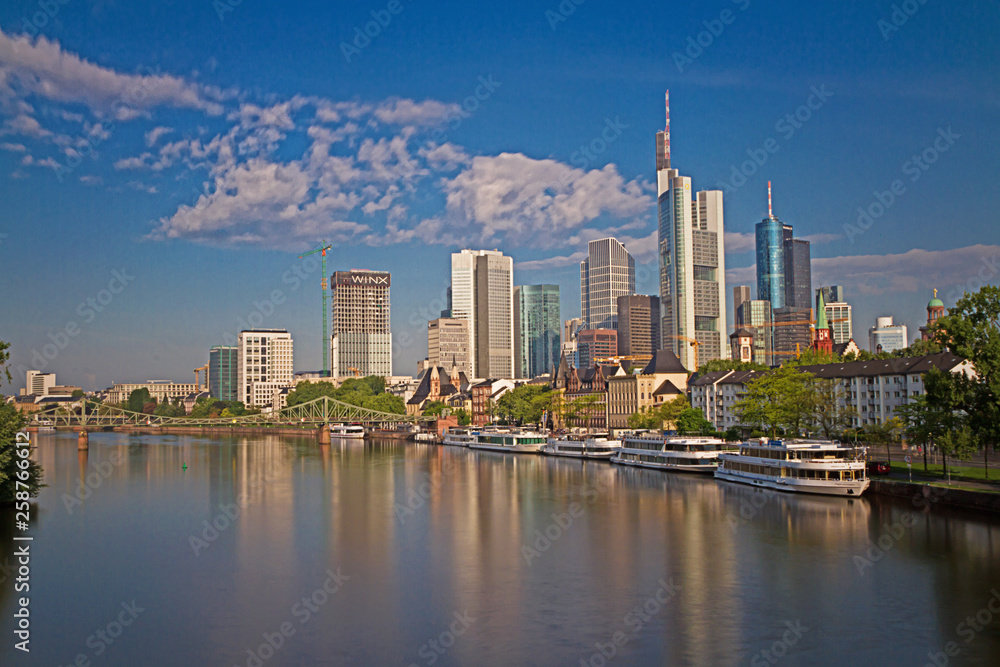 Obraz premium Frankfurt am Main widok na panoramę miasta
