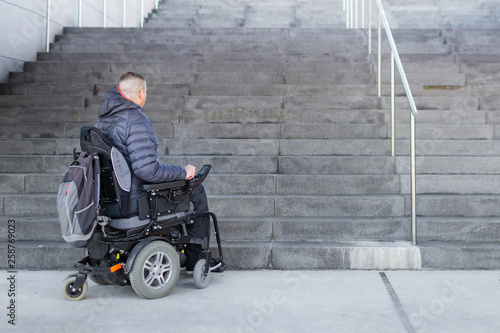 Konstfotografi Disabled man on an electric wheelchair who can't get up the stairs