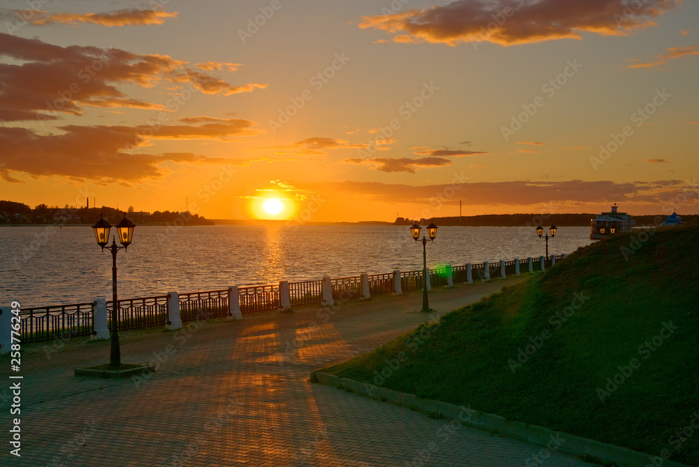 Obraz premium Sunset over the Volga. Kostroma, Russia.