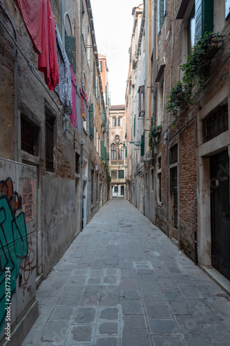 Fototapeta Naklejka Na Ścianę i Meble -  Rues, ruelles et canaux de Venise en Italie 