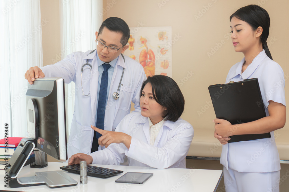 Obraz premium Expertise cancer doctor advising doctor for cure the patient in the in office.