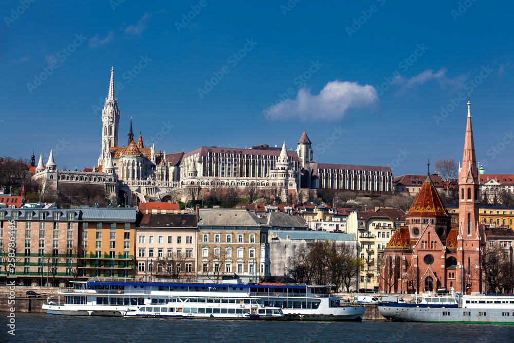 Obraz premium View of the Buda bank of the Danube river at Budapest city in a beautiful early spring day