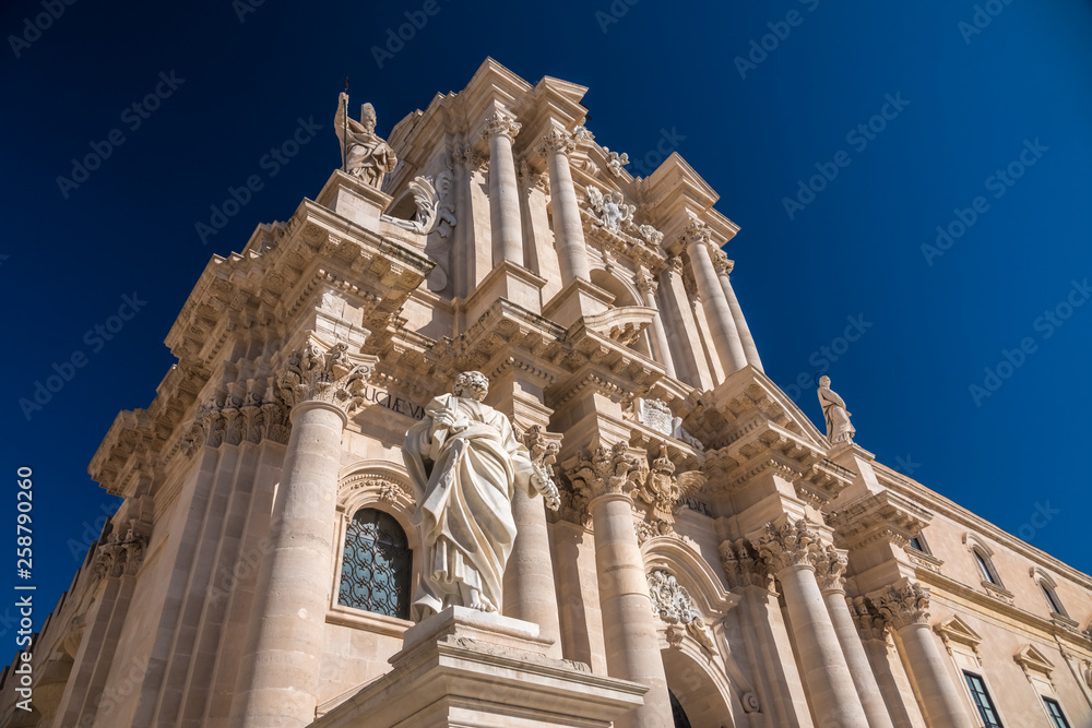 Φωτογραφία The Cathedral of Syracuse (Duomo di Siracusa), a UNESCO World Heritage Site  on Ortygia Island, Syracuse (Siracusa), Sicily, Italy
