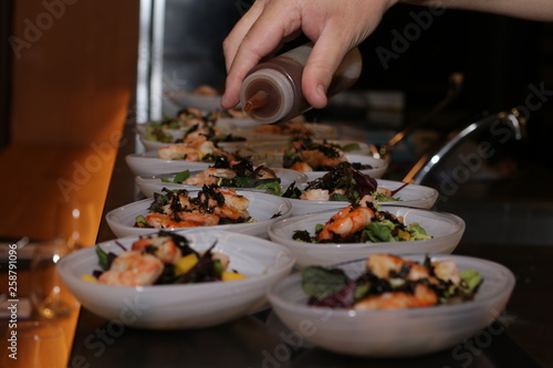 Plato entrante: Ensalada con gambas marinada con aceite de oliva virgen extra perfecta para cualquier comida o cena.