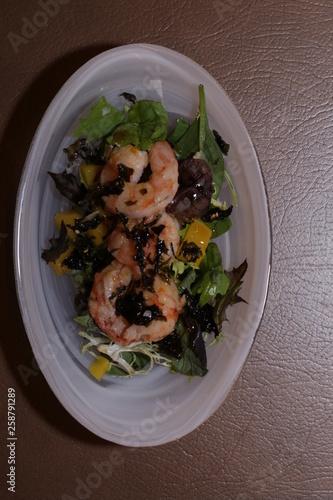 Plato entrante: Ensalada con gambas marinada con aceite de oliva virgen extra perfecta para cualquier comida o cena. photo