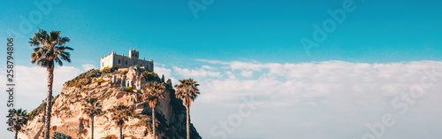 Tropea, vista del castello e del santuario sul promontorio che si affaccia sul mare in Estate.