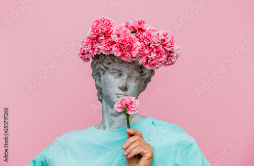 Bilde på lerret Antique bust of male with carnations bouquet in a hat