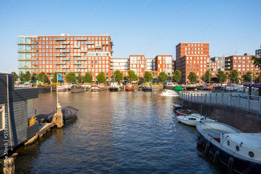 Obraz premium Amsterdam, Holandia - 02 września 2018: Westerdok Amsterdam Holandia holenderskie nowoczesne miasto