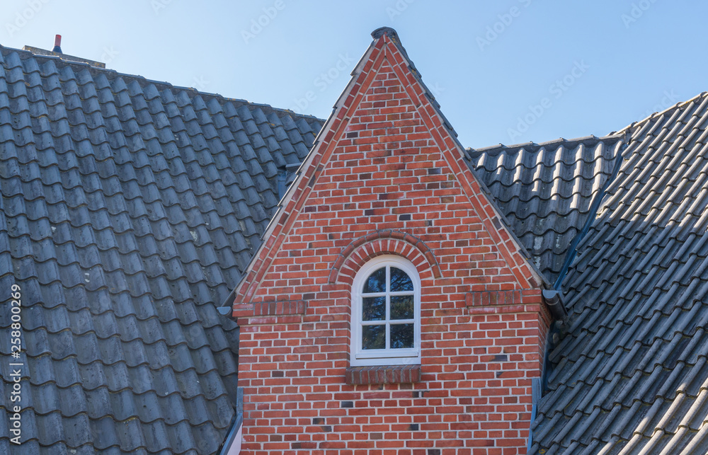 Weißes Fenster eines Hauses mit Dach Weißes Fenster eines Hauses mit Dach