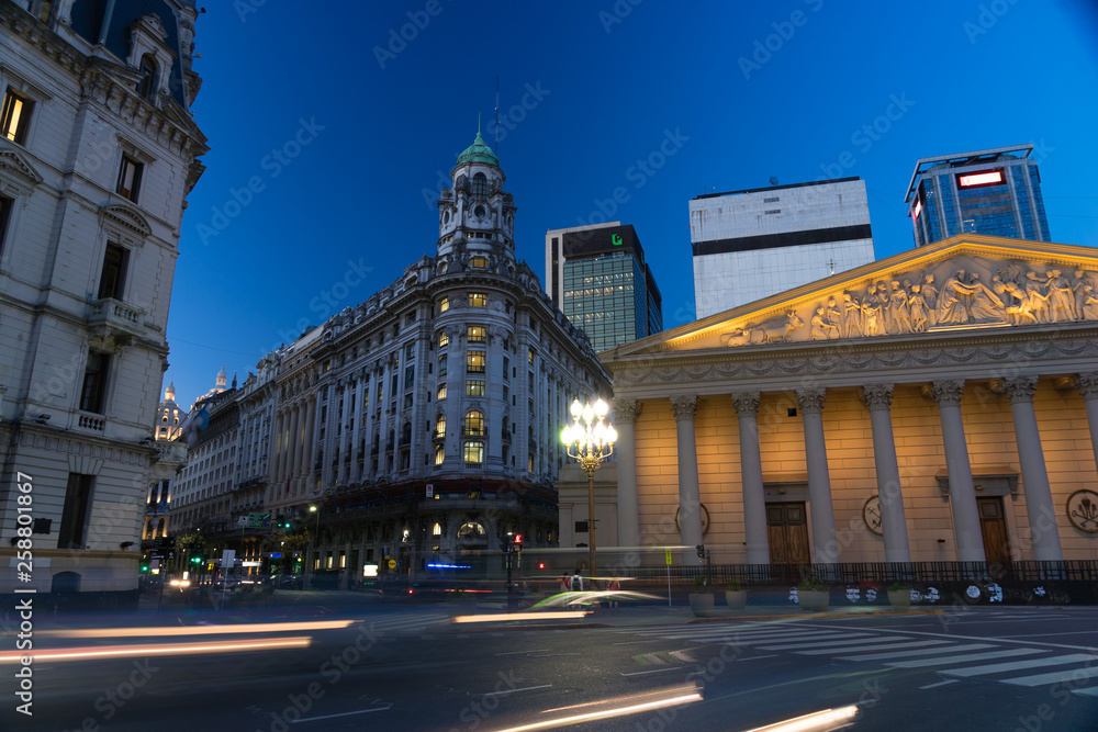 Nighttime scene in the city of Buenos Aires
