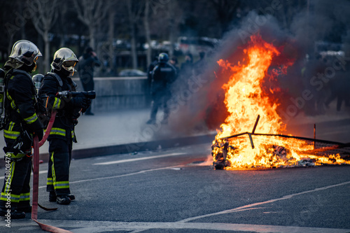 Fototapeta Naklejka Na Ścianę i Meble -  Yellow vests - Paris riot