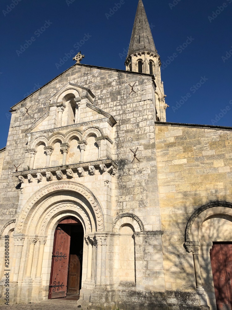 architecture ancienne église ville de La Brède