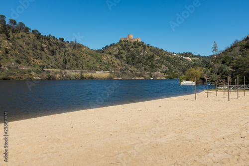 Fotografi Landscape of Alamal fluvial beach and Tagus river in Portugal