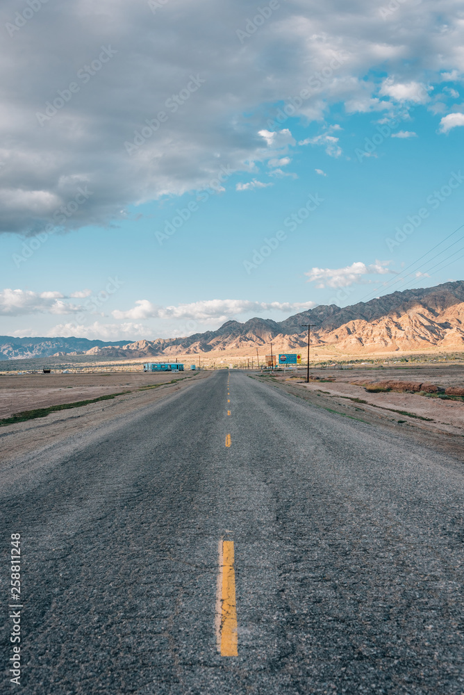 Naklejka premium Road and mountains in the desert near Niland, California
