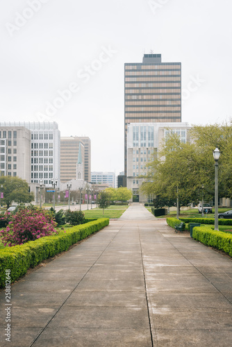 Fototapeta Naklejka Na Ścianę i Meble -  Gardens and buildings in downtown Baton Rouge, Louisiana