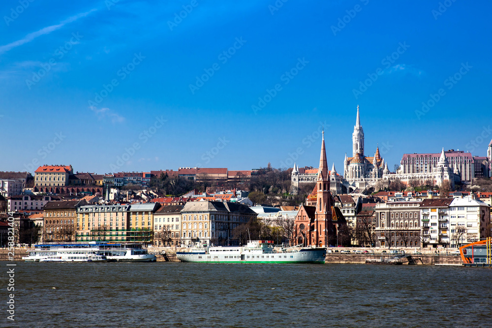 Obraz premium View of the Buda bank of the Danube river at Budapest city in a beautiful early spring day