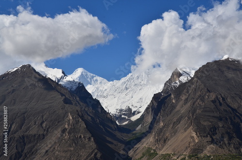 パキスタンのフンザのカリマバード　美しい山と森林と青空　名峰ラカポシとディラン © koujim30
