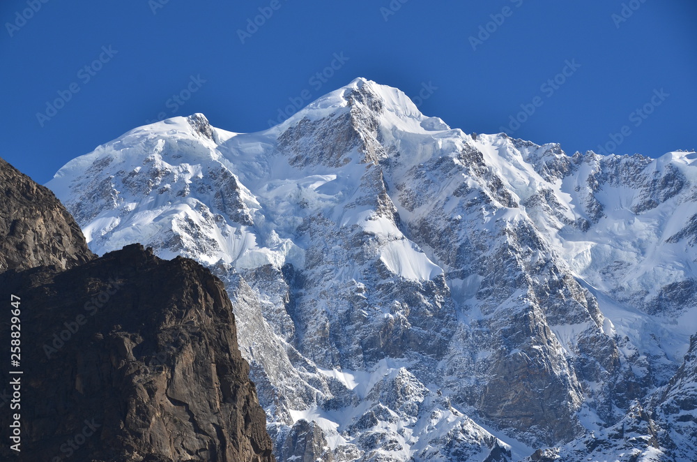 パキスタンのフンザのカリマバード　美しい山のウルタル峰