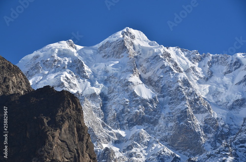 パキスタンのフンザのカリマバード 美しい山のウルタル峰