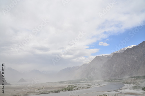 パキスタンのスカルドゥ インダス川と森林 自然の猛威の砂嵐が通り過ぎる光景