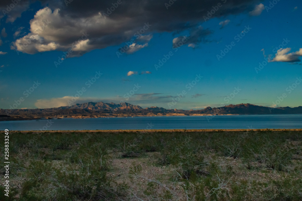 Obraz premium Lake Mead National Recreation Area with River Mountains in background