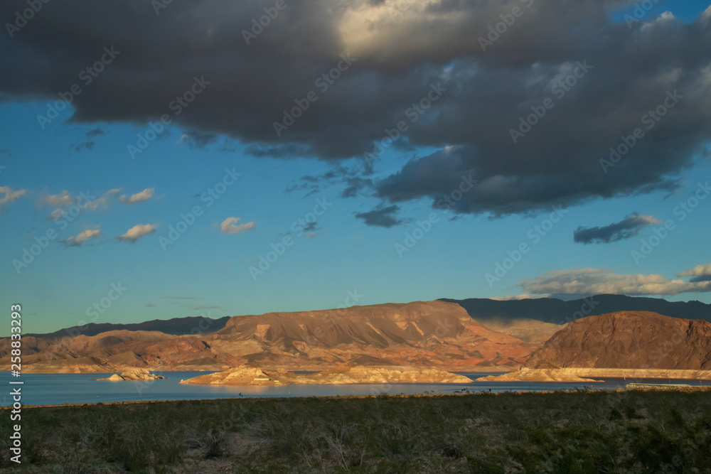 Obraz premium Lake Mead National Recreation Area with River Mountains in background