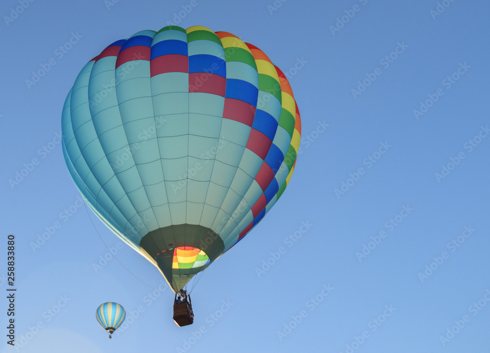 Obraz premium Colorful hot air balloons with blue sky in background
