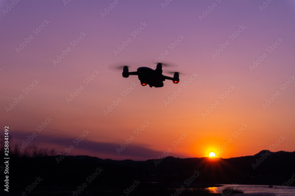 ドローンと美しい夕焼け空 空撮イメージ ドローンと美しい夕焼け空 空撮イメージ