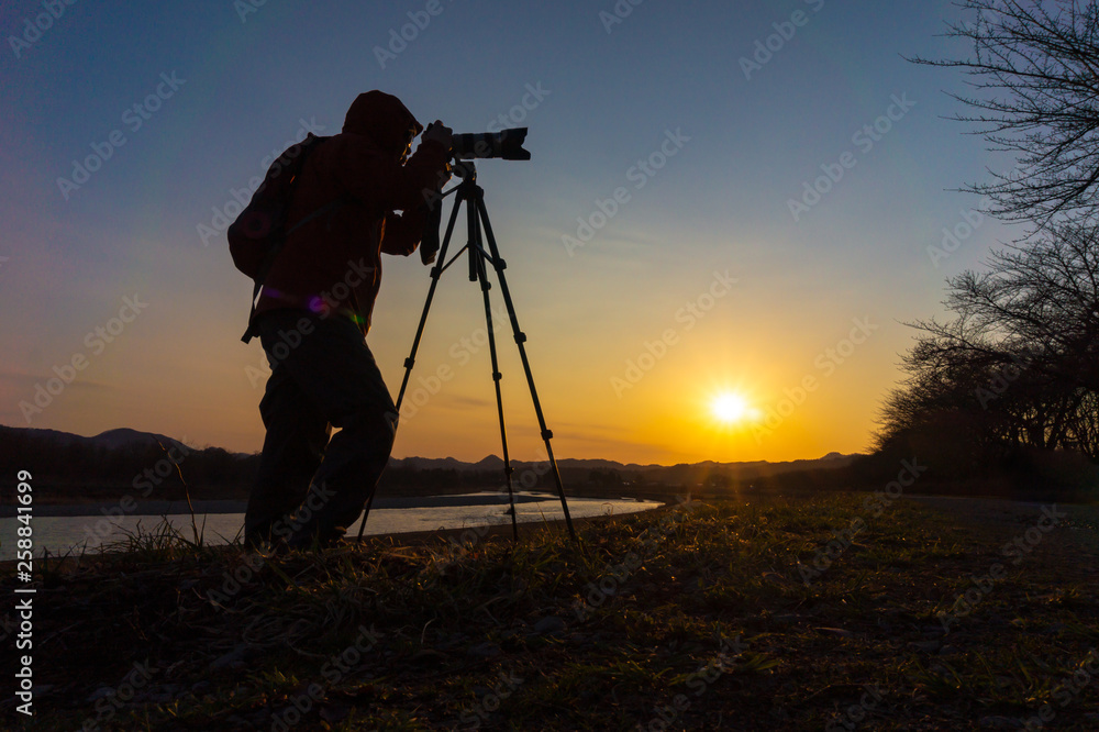 美しい風景写真を撮影するカメラマンの男性