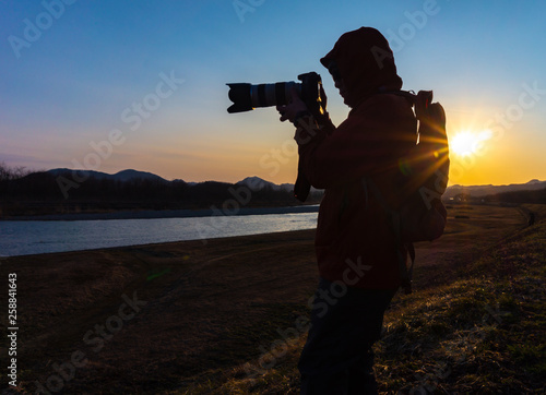 美しい風景写真を撮影するカメラマンの男性