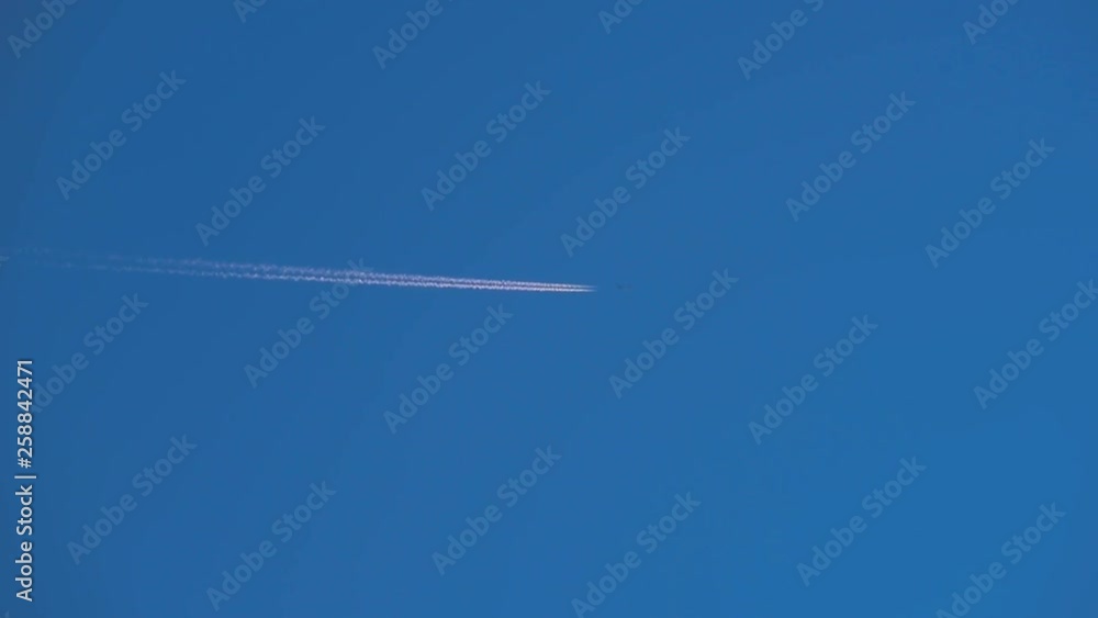 青空に飛行機雲 青空に飛行機雲