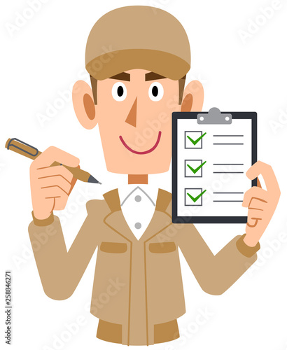 チェックリストを手に持つ作業着の男性